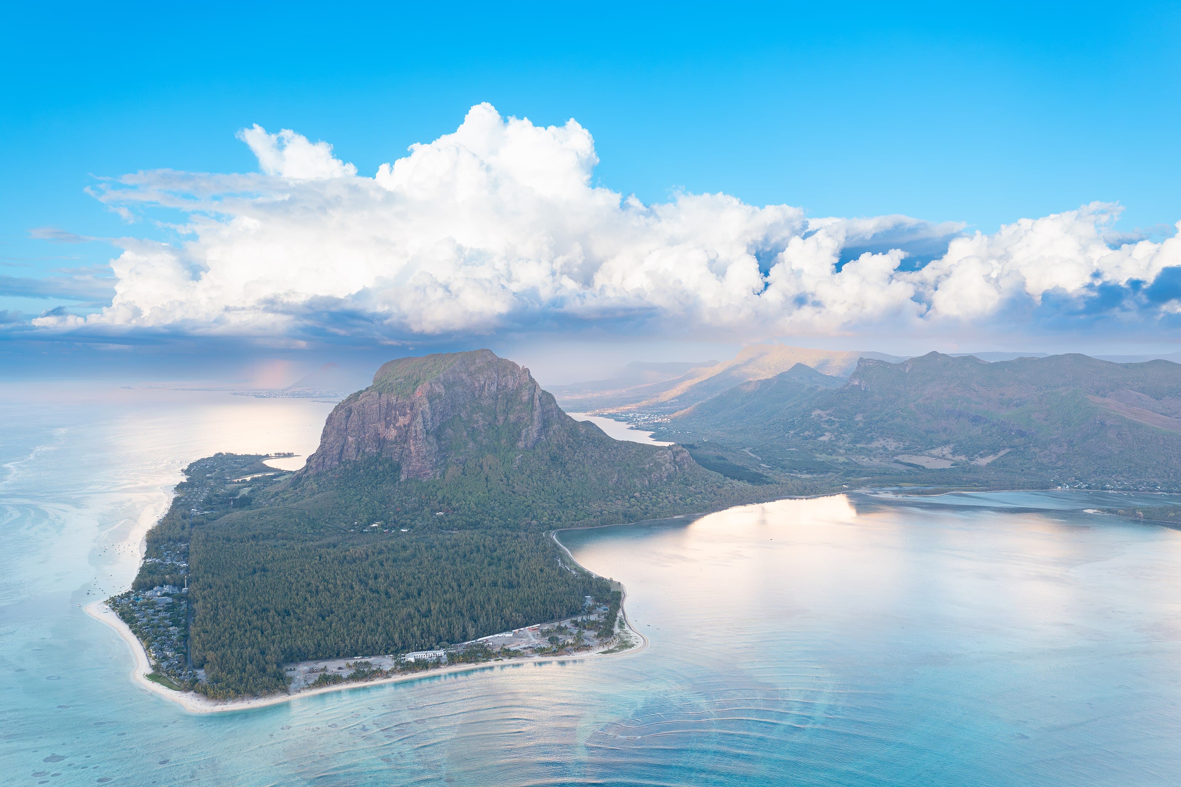 Le Morne Brabant — photo by "dronepicr" via Wikimedia Commons