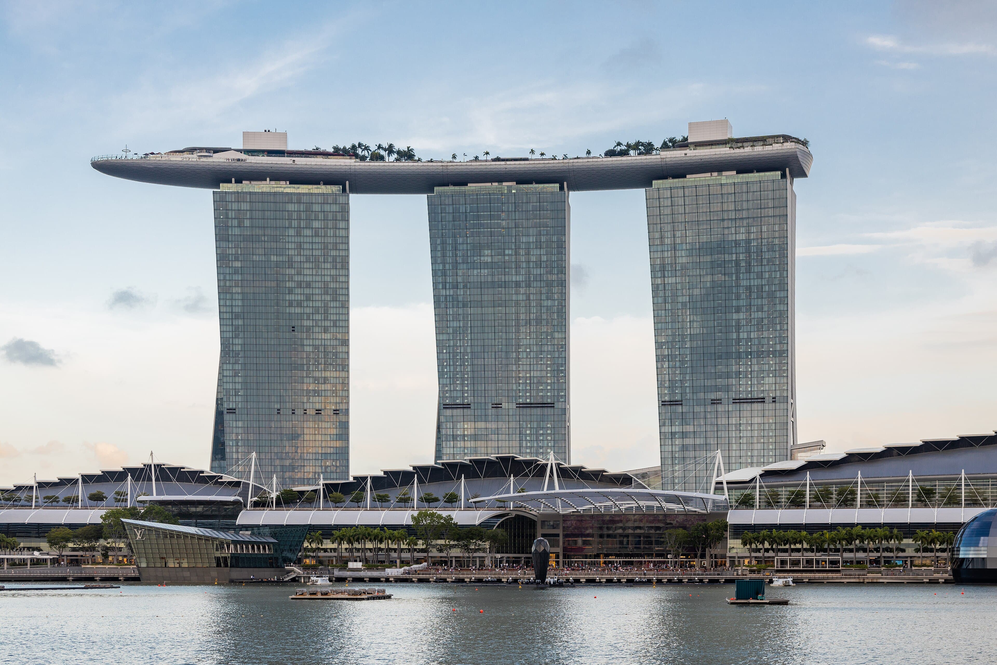 Marina Bay Sands — photo by This Photo was taken by Supanut Arunoprayote. Feel free to use any of my images, but please mention me as the author and may send me a message. (สามารถใช้ภาพได้อิสระ แต่กรุณาใส่เครดิตผู้ถ่ายและอาจส่งข้อความบอกกล่าวด้วย) Please do not upload an updated image here without consultation with the Author. The author would like to make corrections only at his own source. This ensures that the changes are preserved.Please if you think that any changes should be required, please inform the author.Otherwise you can upload a new image with a new name. Please use one of the templates derivative or extract. via Wikimedia Commons